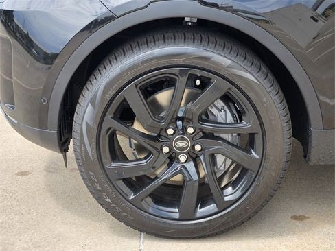 New 2025 Land Rover Discovery S image 7