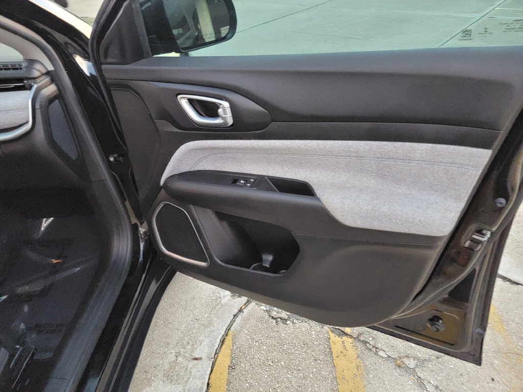 Used 2022 Jeep Compass Latitude FWD image 13