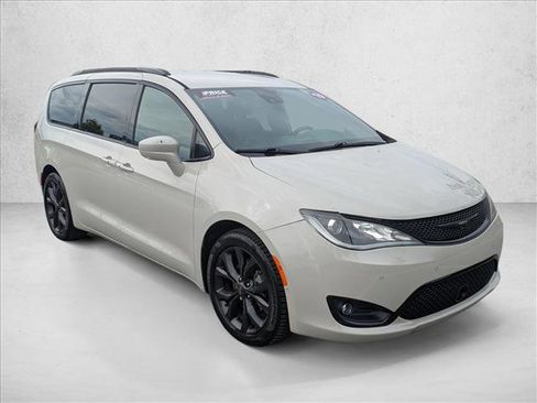 Used 2019 Chrysler Pacifica Touring-L Plus w/ Advanced Safetytec Group image 3