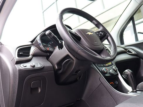 Used 2020 Chevrolet Trax LS FWD image 40