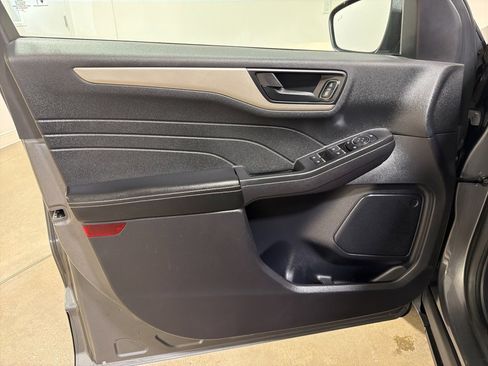 Used 2022 Ford Escape SE image 9