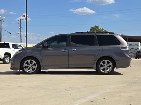 Used 2013 Toyota Sienna SE FWD image 2