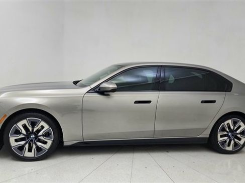 Used 2024 BMW 740i image 3