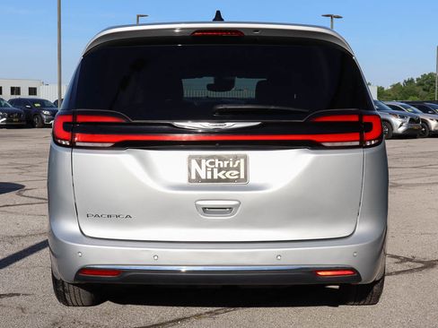 Used 2023 Chrysler Pacifica Touring-L FWD image 5