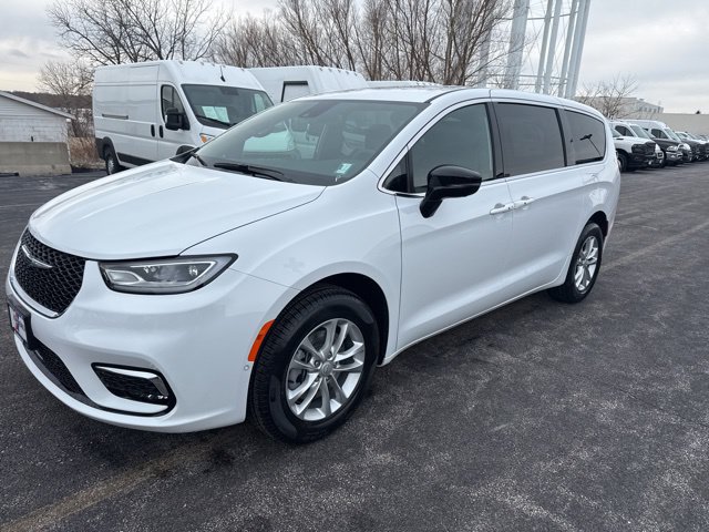New 2026 Chrysler Pacifica Select AWD/4WD image 1