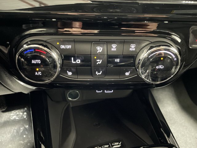 Used 2024 Chevrolet Trax RS w/ Sunroof Package FWD image 18