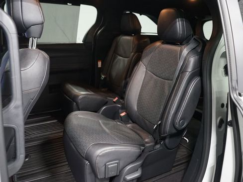 Used 2025 Toyota Sienna Limited image 30
