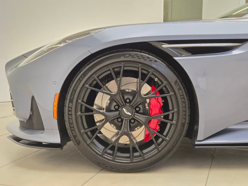 Used 2025 Aston Martin DB12 Coupe RWD image 13