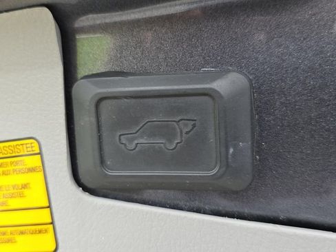 Used 2012 Toyota Highlander SE w/ Tow Pkg FWD image 14