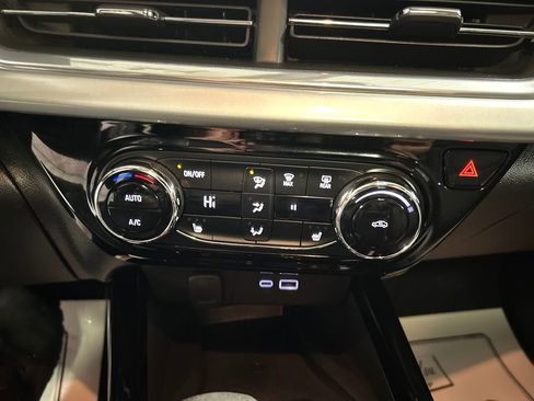 Used 2024 Chevrolet Trax LT w/ Sunroof Package image 19