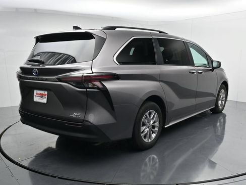 Used 2024 Toyota Sienna XLE FWD image 7