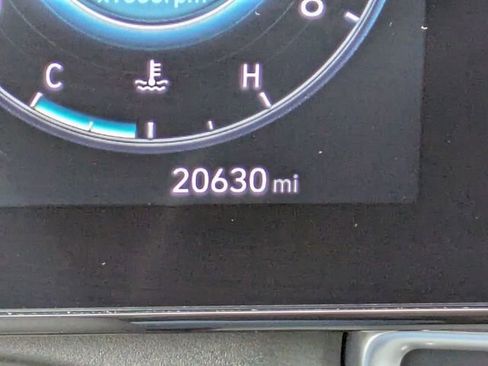 Used 2025 Hyundai Elantra SEL image 31