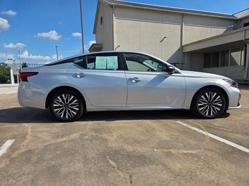 Used 2024 Nissan Altima 2.5 SV FWD image 4