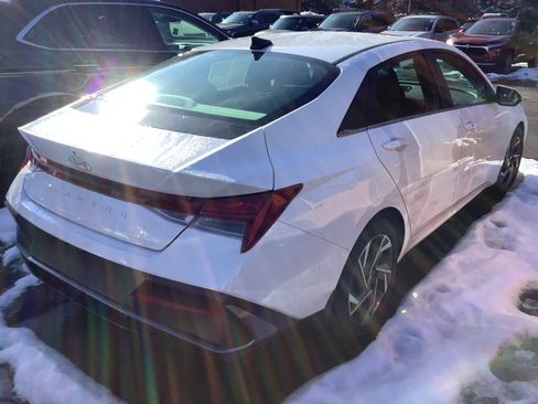 Used 2024 Hyundai Elantra SEL w/ Convenience Package image 2