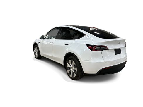 Certified 2023 Tesla Model Y AWD image 4