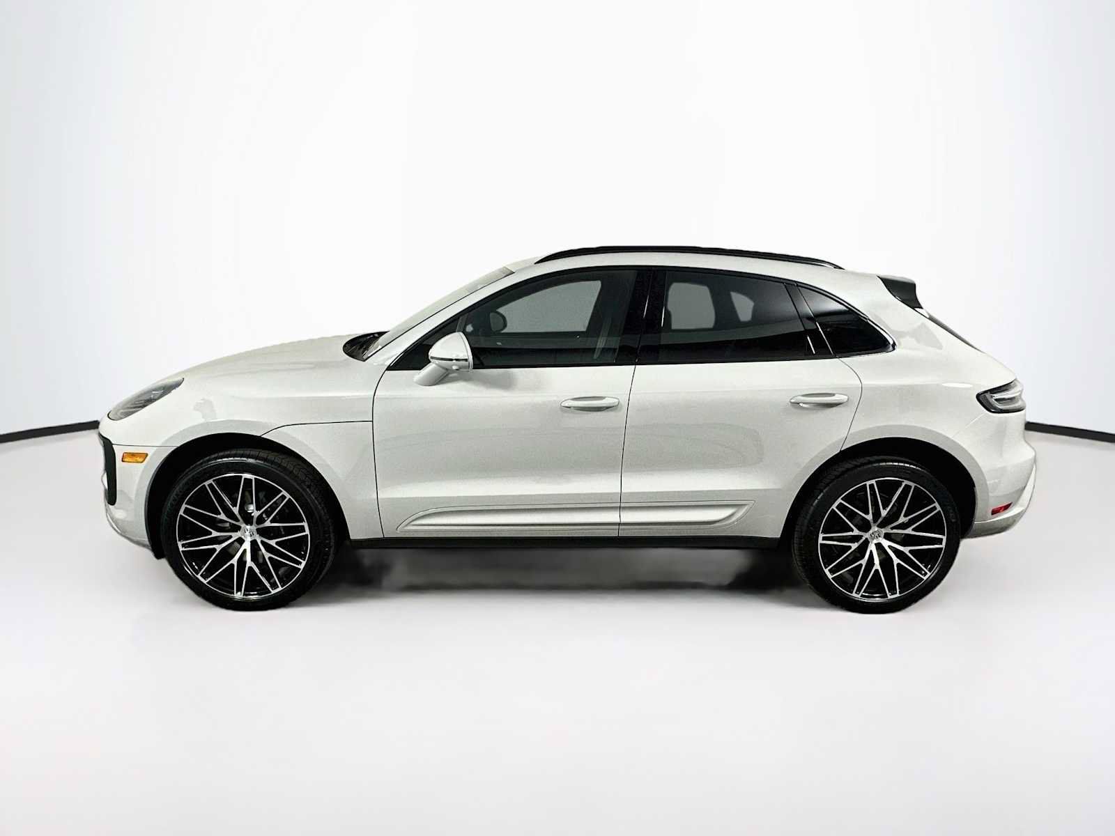 Certified 2025 Porsche Macan AWD/4WD image 2