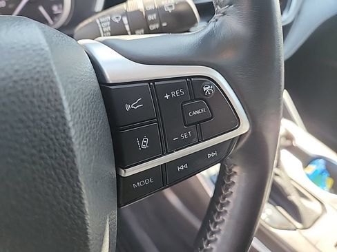 Used 2022 Toyota Highlander XLE AWD/4WD image 11