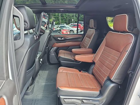 Used 2023 GMC Yukon XL Denali Ultimate w/ LPO, Floor Liner Package AWD/4WD image 27