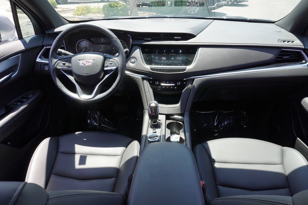 Certified 2025 Cadillac XT6 Luxury FWD image 15