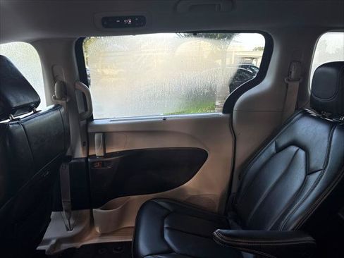 Used 2023 Chrysler Pacifica Touring-L FWD image 20