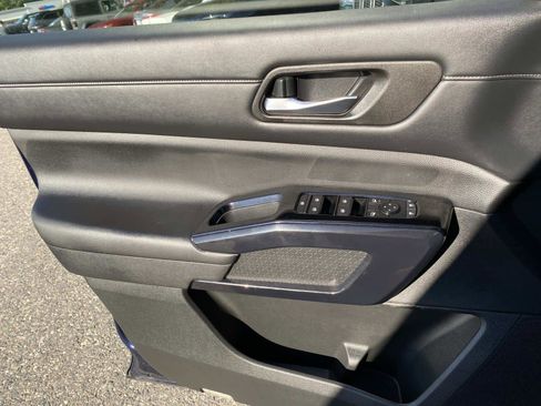 Used 2022 Nissan Pathfinder SV image 17