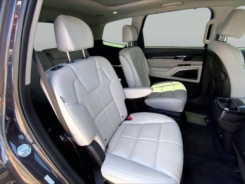 Used 2025 Kia Telluride SX w/ SX Captain's Chair Package FWD image 20