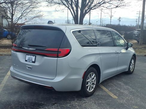 Used 2024 Chrysler Pacifica Touring-L image 3