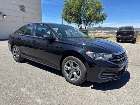 Used 2024 Volkswagen Jetta SE FWD image 3