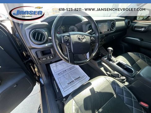 Used 2017 Toyota Tacoma TRD Sport AWD/4WD image 10