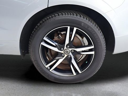 Used 2018 Volvo XC60 T8 R-Design w/ Vision Package image 9