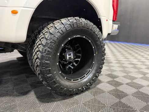 Used 2017 Ford F350 Lariat w/ Chrome Package image 9