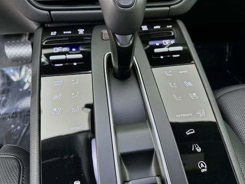 Certified 2025 Porsche Macan image 23