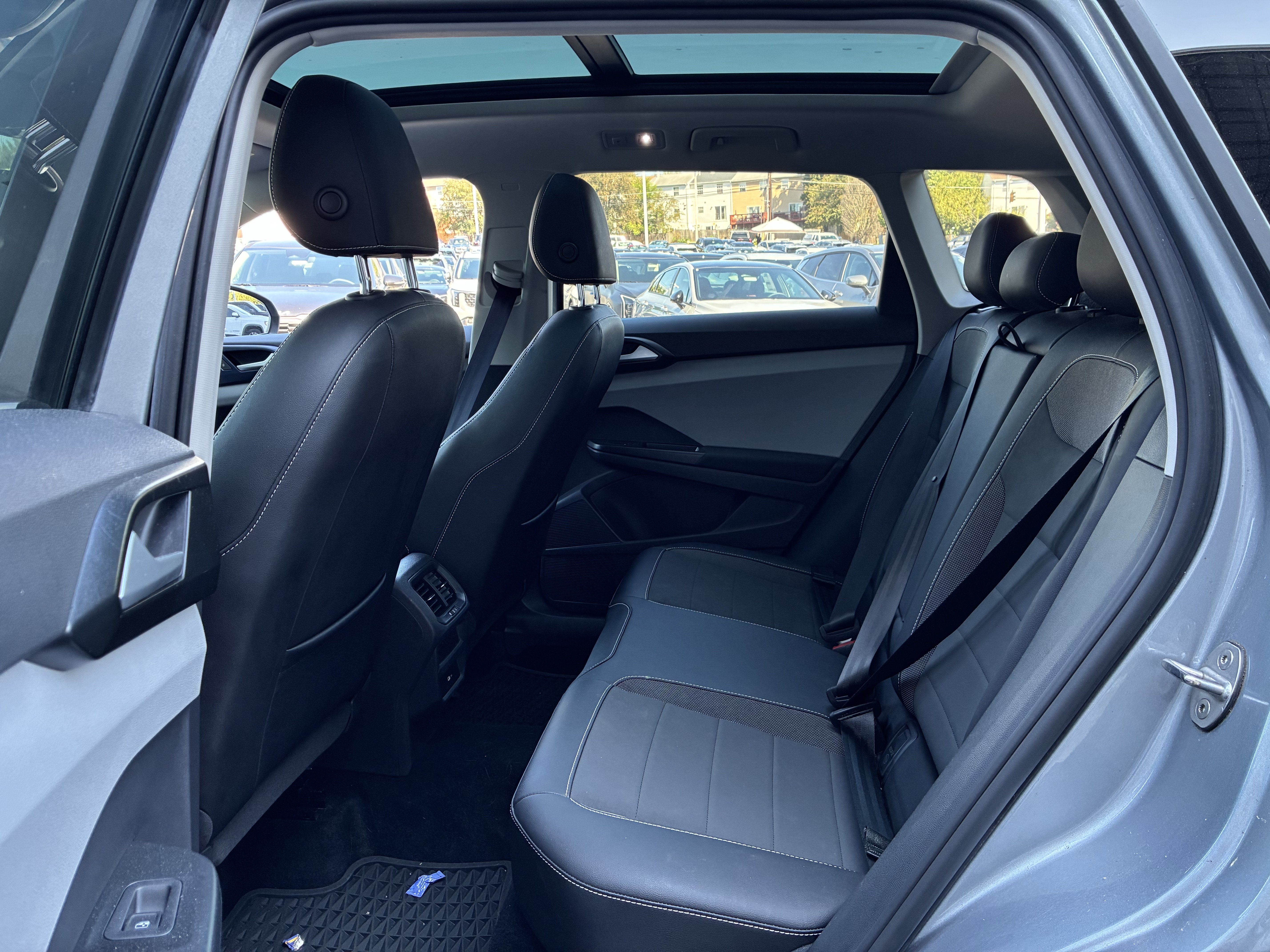 Certified 2022 Volkswagen Taos SE w/ Panoramic Sunroof Package FWD image 22