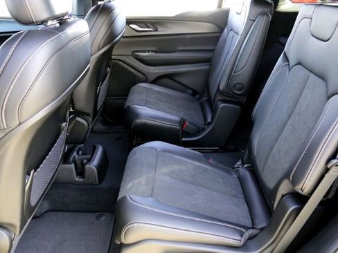 New 2025 Jeep Grand Cherokee L Altitude image 18