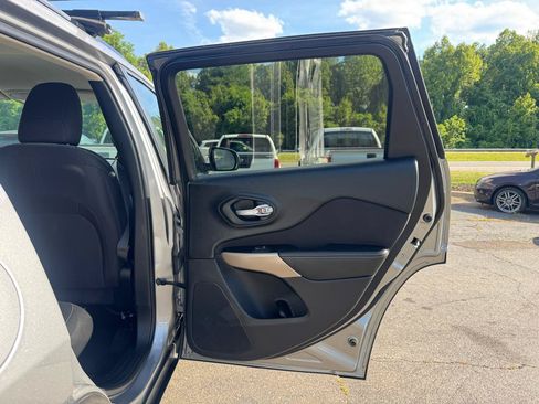 Used 2017 Jeep Cherokee Sport w/ Cold Weather Group AWD/4WD image 15