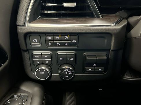 New 2025 Chevrolet Suburban Premier image 19