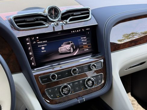 Used 2024 Bentley Bentayga image 20