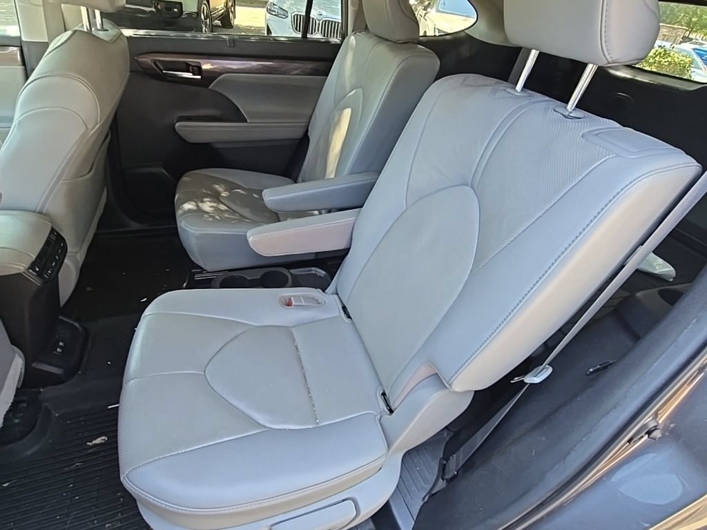 Used 2021 Toyota Highlander Platinum AWD/4WD image 11