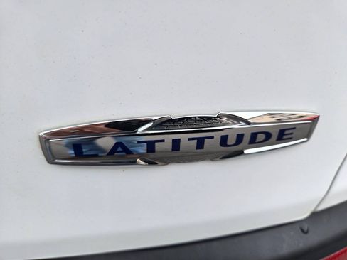 Used 2015 Jeep Cherokee Latitude w/ Cold Weather Group AWD/4WD image 13