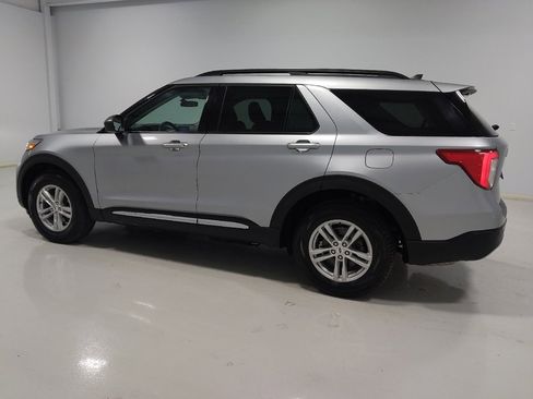 Used 2023 Ford Explorer XLT w/ Equipment Group 202A AWD/4WD image 3