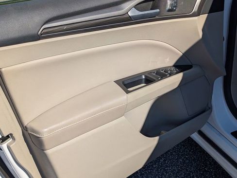 Used 2017 Ford Fusion SE image 18