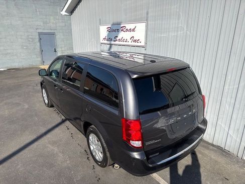 Used 2018 Dodge Grand Caravan SE w/ UConnect Hands-Free Group image 11