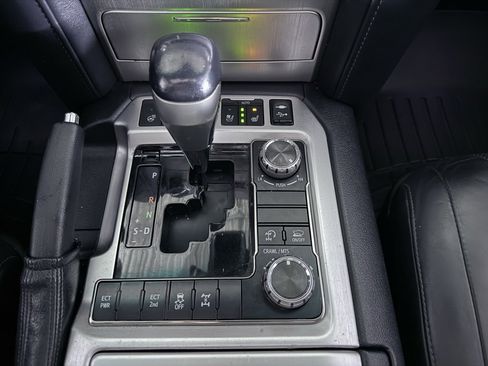 Used 2016 Toyota Land Cruiser image 39