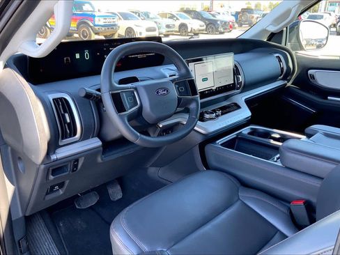 Certified 2025 Ford Expedition Active image 18