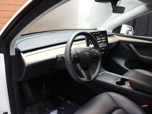 Used 2023 Tesla Model Y Long Range image 21