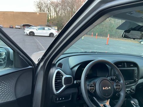 Used 2025 Kia Soul LX w/ LX Technology Package image 32