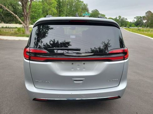 Used 2023 Chrysler Pacifica Limited FWD image 8