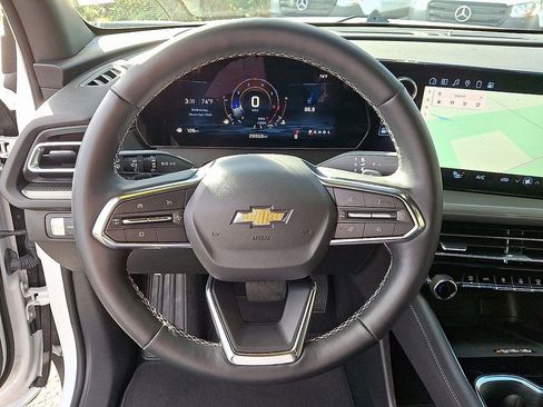 Used 2025 Chevrolet Traverse LT image 19