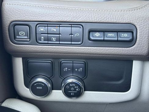 Used 2022 GMC Yukon XL Denali image 22