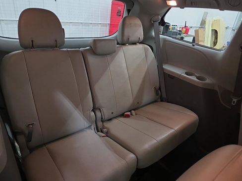 Used 2014 Toyota Sienna XLE FWD image 31
